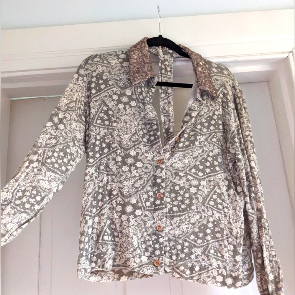 BKE Sparkle Collar Boho Print Khaki and Ivory Button Up- L